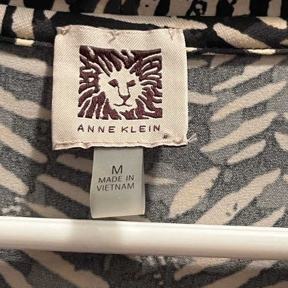 Anne Klein Women’s Sleeveless V-Neck Top. Size Medium. - Picture 3 of 3